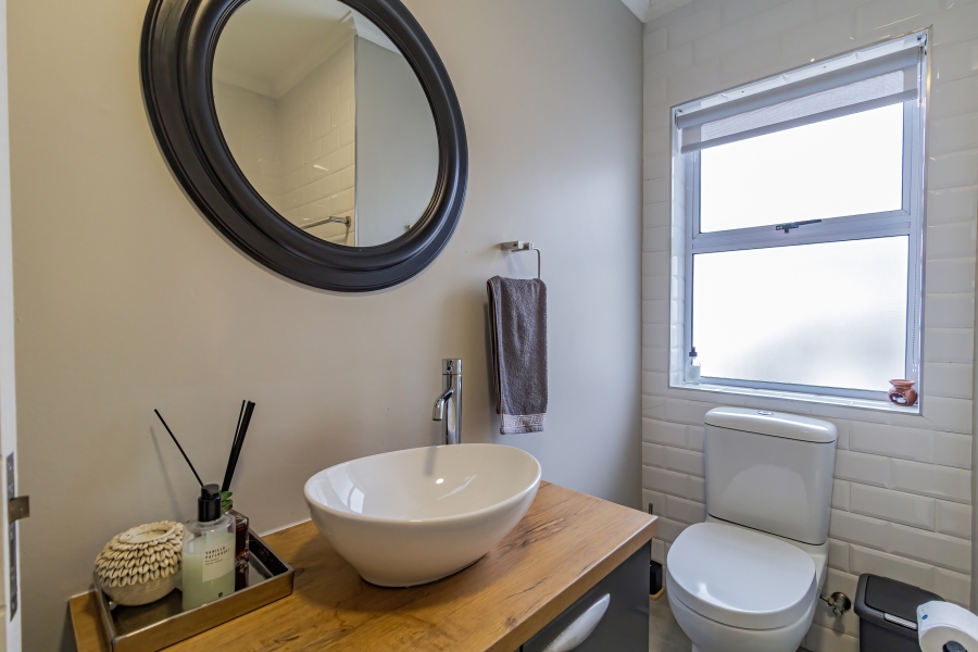 4 Bedroom Property for Sale in Pearl Bay Western Cape